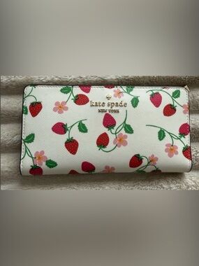 Kate Spade New York Madison Strawberry
Vine Large Slim Bifold Wallet 🍓🍓😲🍰